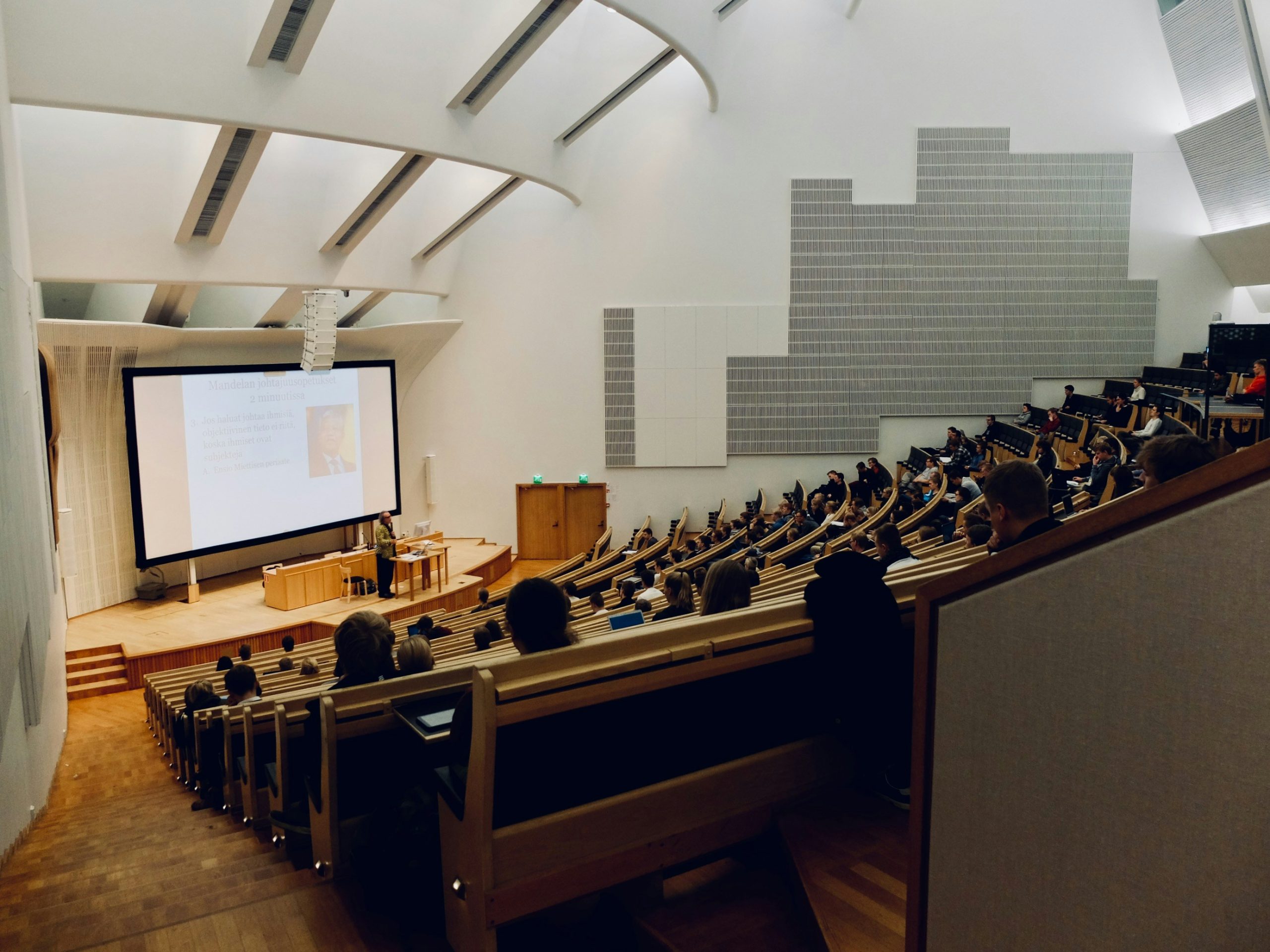 大学紹介動画を10分で作るコツ10選：ストーリー性と情報量を両立させる秘訣